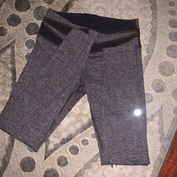 COPY - Lululemon Wunder Under Tights - Size 6 - Picture 2 of 4